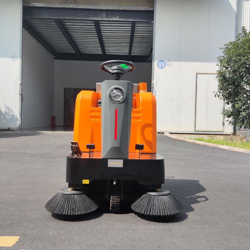 電動(dòng)掃地機(jī)在工廠廣泛使用，我們?cè)撛趺催x